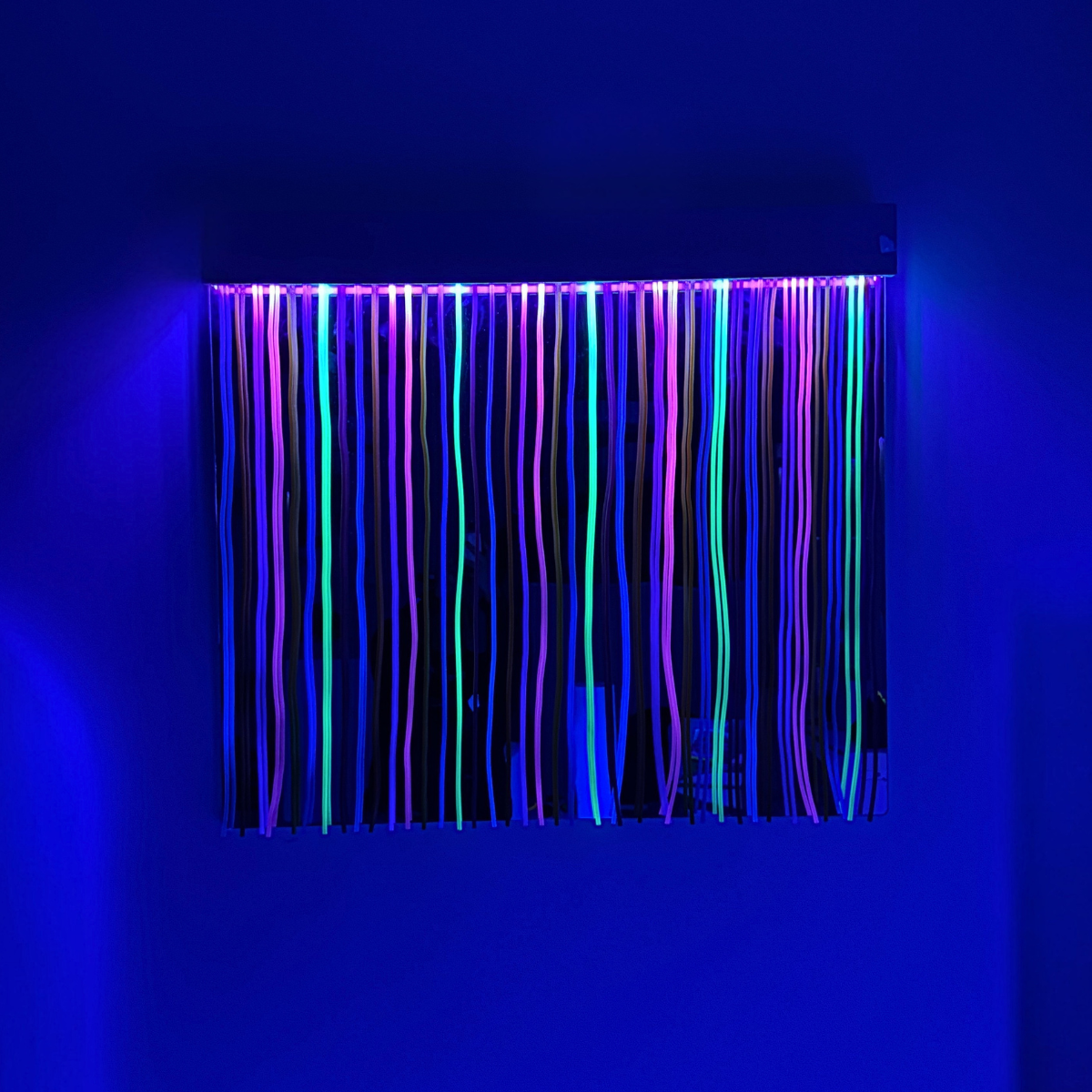 UV Mirror with Strands 100 x 91cm – Includes UV Light Strip - Image 9