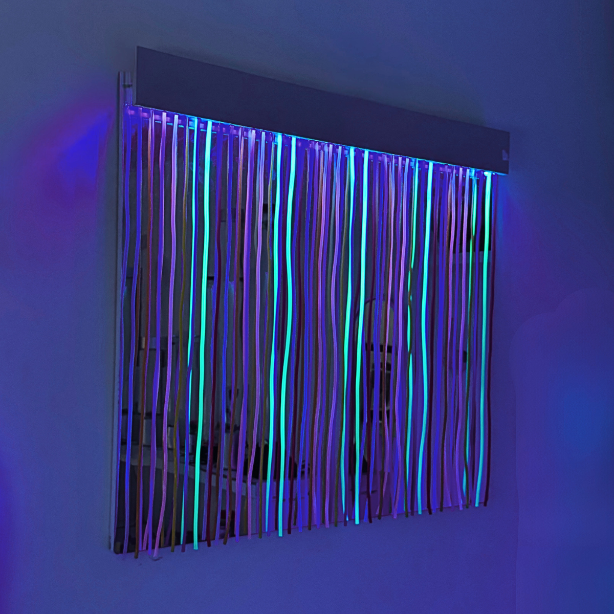 UV Mirror with Strands 100 x 91cm – Includes UV Light Strip - Image 3