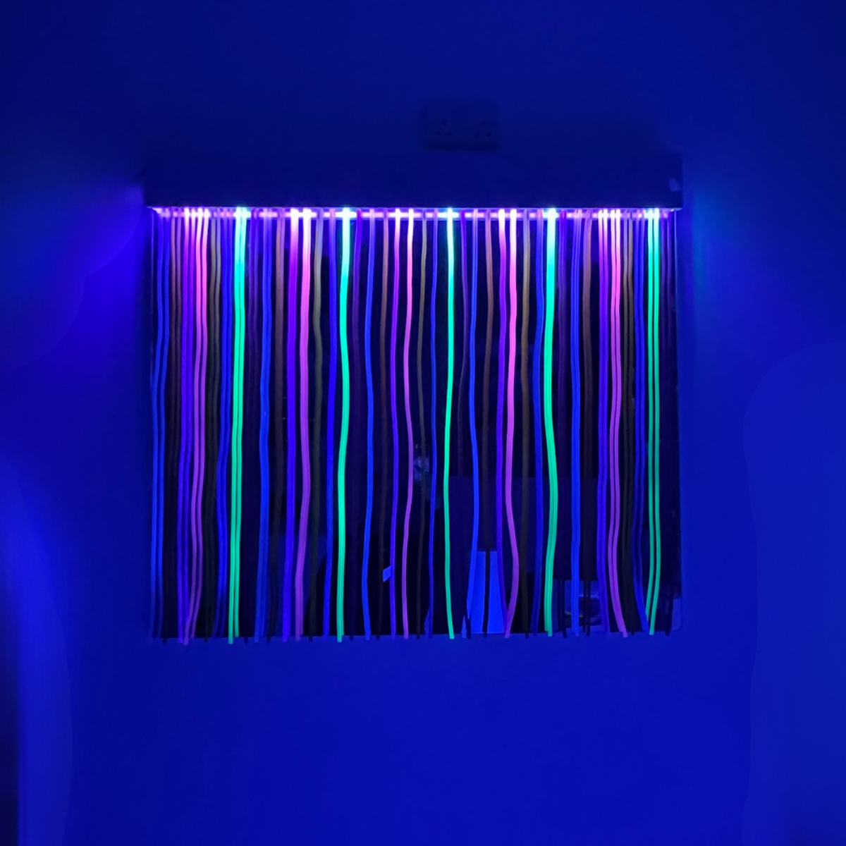 UV Mirror with Strands 100 x 91cm – Includes UV Light Strip - Image 4